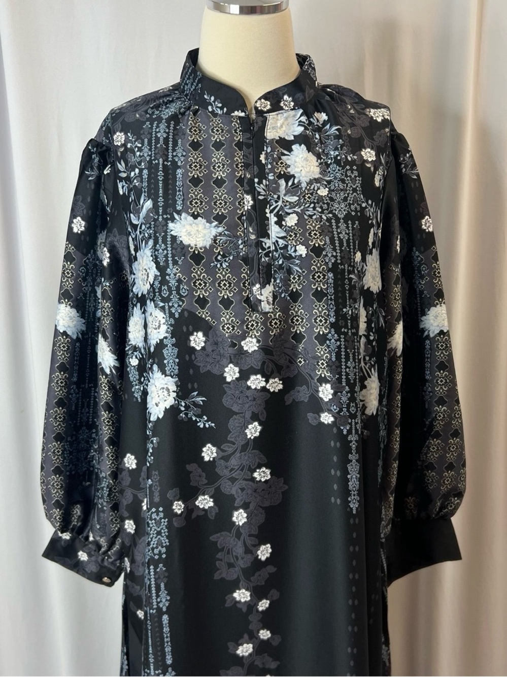 Elegant Abaya in Black Floral Maxi Dress - Picture 4 of 7